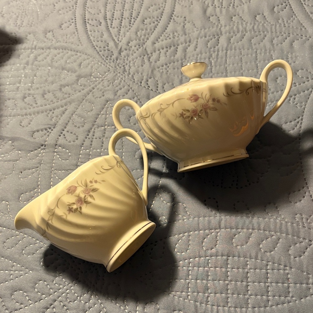 Gold Standard Elegant Cream Floral Sugar and Creamer Set